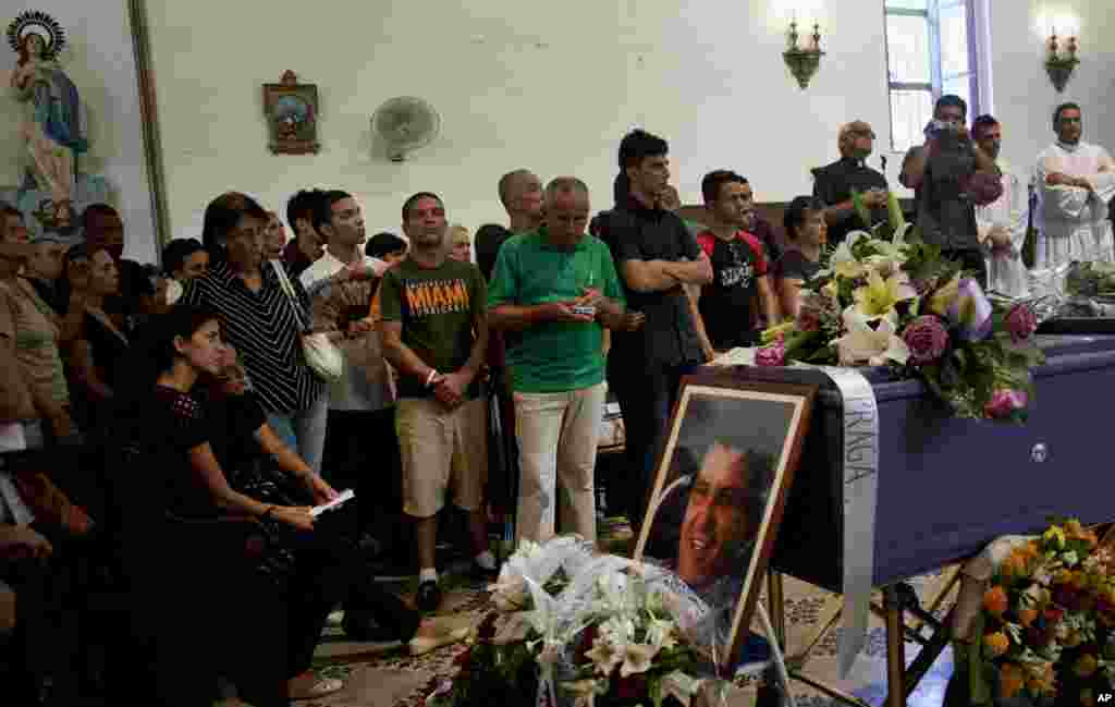 Un instante del velatorio de los restos mortales de Payá.