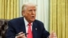 Rais wa Marekani Donald Trump akiwa kwenye chumba cha Oval Office, kwenye Ikulu ya Marekani. 