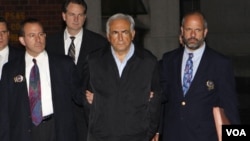 La policía de Nueva York informó que Strauss-Kahn fue acusado de ataque sexual, intento de violación y restricción de libertad.