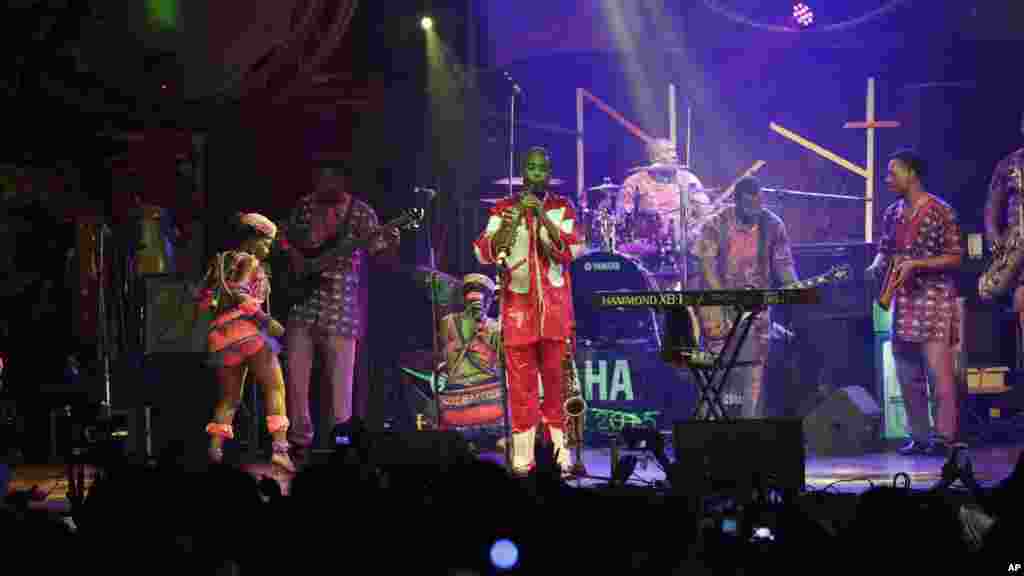 Shi ma Femi Kuti, dan marigayi Fela Anikulapo Kuti, na daga cikin mawakan da suka burge jama'a lokacin bukin tunawa da marigayi Fela Anikulapo Kuti a Lagos, ran litinin 19 Oktoba, 2015.