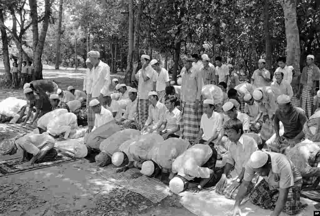 បុរសខ្មែរឥស្លាមថ្វាយបង្គុំចំពោះព្រះអល្លាហ៍នៅអារញ្ញប្រទេសភាគខាងកកើតប្រទេសថៃជាប់ព្រំដែនកម្ពុជាត្រង់ប៉ោយប៉ែត កាលពីថ្ងៃទី២៥ ខែមេសា ឆ្នាំ១៩៧៥ ក្រោយពីបានរត់គេចឆ្លងព្រំដែនពីប្រទេសកម្ពុជា។ ជនភៀសខ្លួនចាមបានថ្លែងប្រាប់អ្នកកាសែតថាជនជាតិចាមប្រមាណ៣០នាក់ត្រូវទាហានខ្មែរក្រហមសម្លាប់នៅមុនពេលជនជាតិចាមប្រមាណ៤០០នាក់បានឆ្លងព្រំដែនរួចកាលពីថ្ងៃព្រហស្បតិ៍។ (AP Photo/LAY)