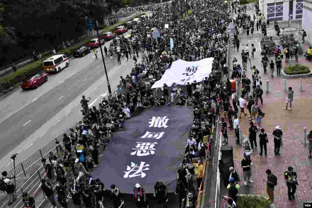 沙田反送中大遊行發起人估計有11萬5千人參與,警方則估計高峰期有28,000人參與。(美國之音湯惠芸拍攝)