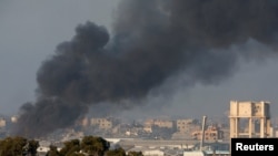 Una columna de humo se eleva en el centro de Gaza tras un ataque aéreo el 11 de diciembre.