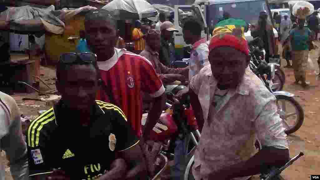 Des conducteurs des taxi-moto ont été sensibilisés à la prévention contre Ebola en Guinée.