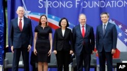 (从左至右)美国在台协会(AIT)主席莫健、美国国务院负责文教事务的助理国务卿玛丽·罗伊斯、台湾总统蔡英文、美国国务院负责海外建筑的首席副主任默色大使和美国在台协会主席台北办事处处长梅建华参加美国在台协会台北办事处新馆落成典礼。(2018年6月12日)