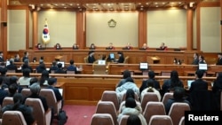 南韓憲法法院週二在首爾舉行總統尹錫烈國會彈劾案的首次正式聽證會。因尹錫悅缺席，憲法法院決定庭審後舉行。 (2025 年1月14日)