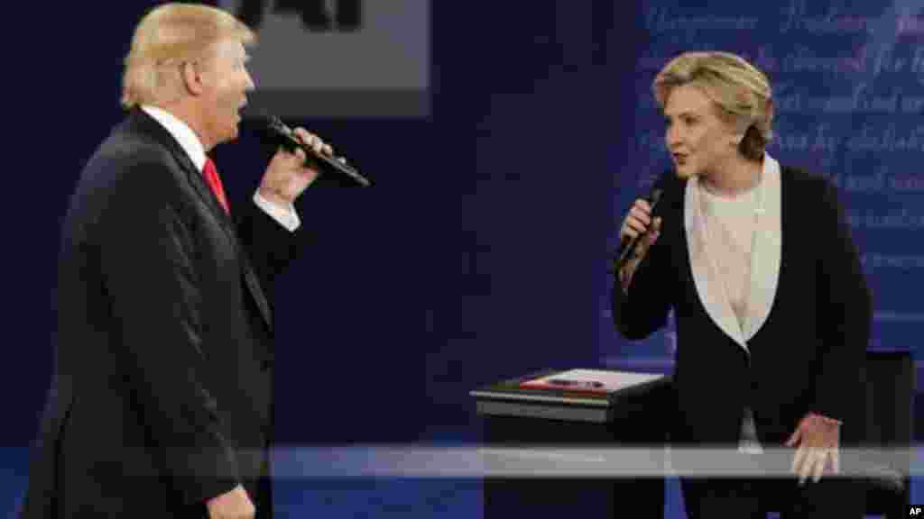 Le candidat à la présidentielle républicaine, Donald Trump et la candidate présidentielle démocrate Hillary Clinton, lors du deuxième débat présidentiel à l'université de Washington à St. Louis, le 9 octobre 2016.