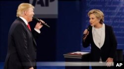 Le président élu des Etats-Unis, Donald Trump, et sa rivale démocrate Hillary Clinton lors de la présidentielle au cours d’un débat électoral à l’université Washington à St Louis, 9 octobre 2016. 