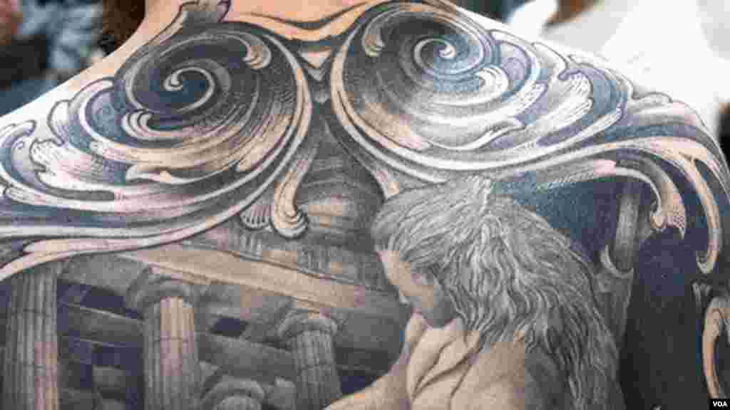 Cientos de artistas y amantes del tatuaje se unen a miles de visitantes cada año en el Centro de Convenciones de Pensilvania para celebrar el arte corporal en la Convención de Arte del Tatuaje de Filadelfia. 