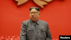 Pemimpin Korea Utara, Kim Jong Un, menutup sebuah konferensi Partai Pekerja Korea, dalam foto yang dirilis Kantor Berita Pusat Korea Utara (KCNA) di Pyongyang, Korea Utara, 24 Desember 2017.