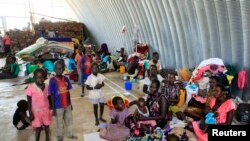 Warga yang mengungsi karena konflik di Sudan Selatan tinggal di sebuah gudang dalam kompleks misi PBB di Jabel, di pinggir ibukota Juba (23/12). 