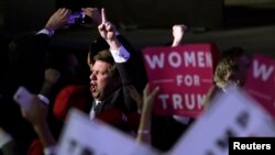 Les militants républicains sautent de joie en regardant les résultats de l’élection presidentielle, le 8 novembre 2016 à New York. 