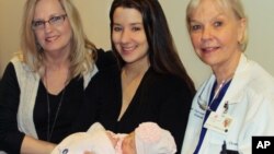 La doctora Rachel Thompson (Der.), acompaña a tres generaciones de mujeres de una misma familia. Al centro Emily Sheffield con su hija recién nacida Reagan Tyler, y su madre Cheryl Klaus a la izquierda. Este ocho de marzo unámonos a la celebración del Día Internacional de la Mujer, usando la etiqueta #Planet5050.
