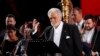 El tenor español anunció su retiro de la cartelera del Met Ópera, por las acusaciones de acoso sexual en su contra.