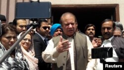 L'ancien Premier ministre pakistanais Nawaz Sharif à sa sortie du tribunal après sa comparution pour corruption à Islamabad, au Pakistan, le 17 avril 2018.