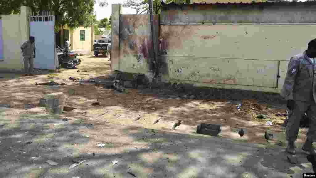 Jami'an tsaro a kusa da inda wani dan kunar bakin wake ya kai hari a N'Djamena, Chadi