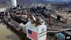 ARCHIVO - La planta Mon Valley Works Clairton de United States Steel en Clairton, Pensilvania, EEUU, se muestra el lunes 26 de febrero de 2024.