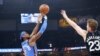 Shai Gilgeous-Alexander du Thunder (2), tire alors que l'attaquant du Utah Jazz, Lauri Markkanen (23), se défend, USA, le 22 janvier 2025.