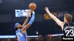 Shai Gilgeous-Alexander du Thunder (2), tire alors que l'attaquant du Utah Jazz, Lauri Markkanen (23), se défend, USA, le 22 janvier 2025.