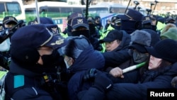 Pristalice smijenjenog južnokorejskog predsjednika Yoon Suk Yeola sukobljavaju se s policajcima dok vlasti traže da izvrše nalog za hapšenje, u Seulu, Južna Koreja, 15. januara 2025.