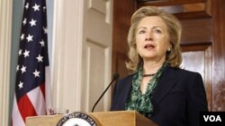 Menlu AS Hillary Clinton memberikan pernyataan soal tewasnya Osama bin Laden di Washington, Senin (2/5).