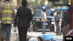 El cuerpo de uno de los talibanes abatidos permanecía frente a la casa del Jan Mohammad Khan tras el ataque.