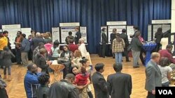 Dua puluh siswa SMA di Washington DC mengikuti kontes riset bidang matematika sains dan teknologi bulan Desember ini. Kompetisi Tahunan ini disponsori oleh Siemens Foundation.