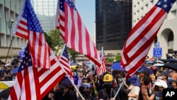 香港反送中抗议者在示威活动中手举美国国旗。(2019年9月8日)