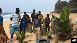 A l'extérieur de l'hôtel Nouvelle Paillote, l'un des trois hôtels impliqués dans une attaque à Grand Bassam, Côte-d'Ivoire, le lundi 14 mars 2016. (AP Photo/Christin Roby)