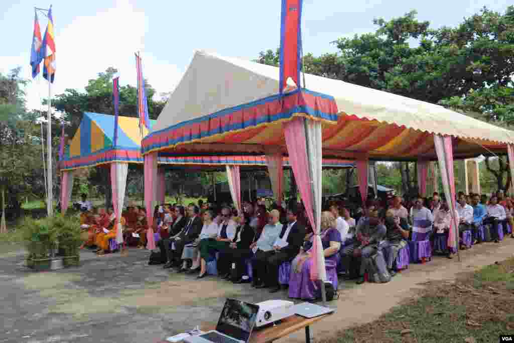 Journalists, civil society, monks, students and embassy delegations joining the early morning opening ceremony of the Cambodia Peace Gallary in Odambang Commune, Battambang province, on October 23, 2018. (Hor Singhuo/VOA)