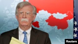 El asesor de seguridad nacional de Estados Unidos, John Bolton, observa cómo miembros de la administración Trump anuncian sanciones económicas contra Venezuela y la petrolera estatal venezolana Petróleos de Venezuela (PDVSA).