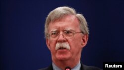 El asesor de seguridad nacional de Estados Unidos, John Bolton, habla durante una sesión informativa después de sus reuniones con funcionarios de Georgia en Tbilisi, Georgia, el 26 de octubre de 2018.