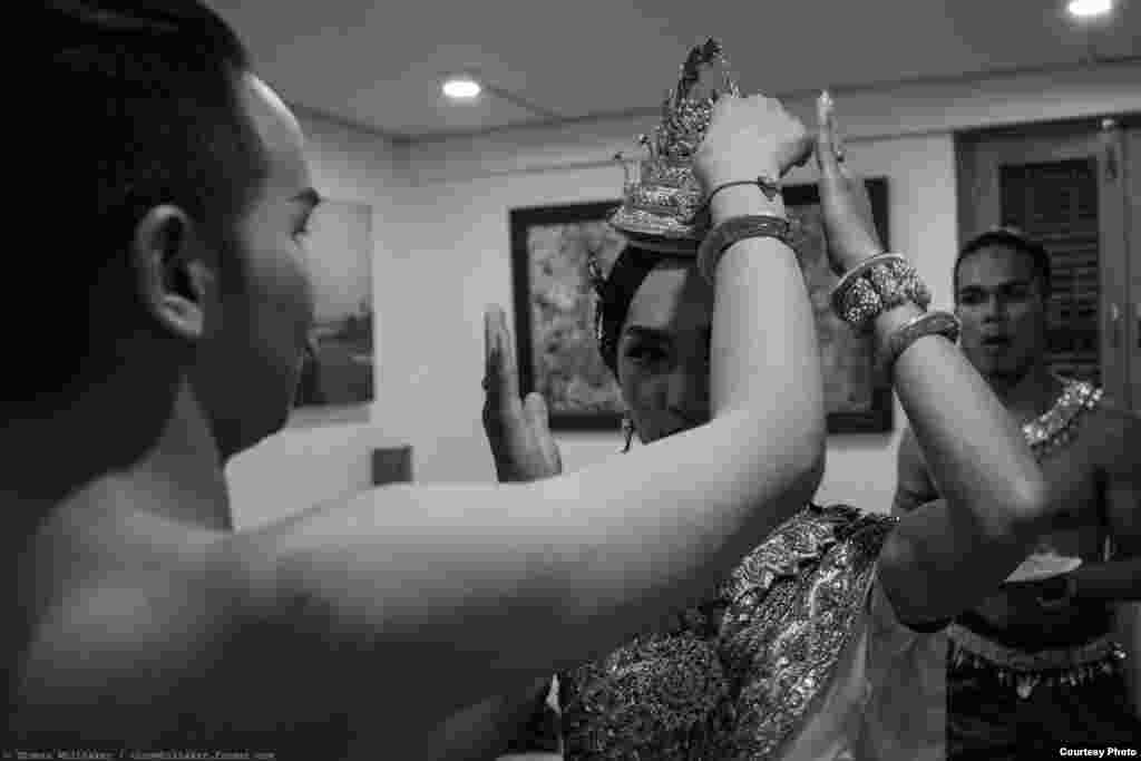 Prumsodun Ok & NATYARASA dancers are getting ready backstage, Siem Reap, Cambodia, July 15, 2017. (Photo: Tom Whittaker)