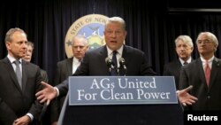 Mantan wakil presiden AS, Al Gore, berbicara di konferensi pers mengenai upaya negara-negara bagian mengatasi perubahan iklim (29/3). (Reuters/Mike Segar)