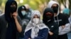 Demonstranti koji podržavaju Palestince na Univerzitetu Kolumbija, 30. april 2024. (REUTERS/David Dee Delgado)
