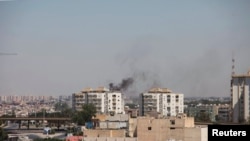 La fumée dans le ciel après de violents combats entre milices rivales près de l'aéroport de Tripoli le 20 Juillet 2014.