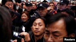 朝鲜公民李钟哲2017年3月4日抵达中国北京机场后被媒体包围。