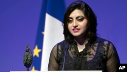 Aktivis Pakistan Gulalai Ismail memberikan pidato pada saat menerima Penghargaan Pencegahan Konflik, di Jacques Chirac Foundation di Paris, 24 November 2016.
