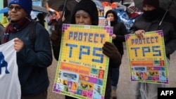 Inmigrantes participan en la Marcha por la Justicia del TPS mientras se manifiestan frente a la Casa Blanca en Washington, DC, el 12 de febrero de 2019.