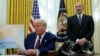 Howard Lutnick, izabranik predsjednika Donalda Trampa za sekretara za trgovinu, sluša kako Trump govori nakon potpisivanja izvršne naredbe u Ovalnoj kancelariji Bijele kuće, 13. februara 2025. u Vašingtonu.