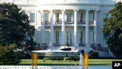 El helicóptero oficial del presidente de Estados Unidos, el Marine One, aguarda en el jardín de la Casa Blanca para trasladar a Donald Trump al hospital Walter Reed, a las afueras de Washington.