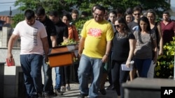 Friends and relatives carry the coffin with the body of Vale SA employee Janice Helena do Nascimento, victim of the collapsed dam, during her burial in Brumadinho, Brazil, Jan. 29, 2019.