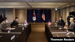 Perwakilan Khusus AS untuk Korea Utara, Sung Kim bertemu dengan Noh Kyu-duk, Perwakilan Khusus Korea Selatan untuk Urusan Perdamaian dan Keamanan Semenanjung Korea selama pertemuan mereka di Plaza Hotel, Korsel, (24/8)
