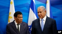 Israeli Prime Minister Benjamin Netanyahu, right, stands next to Philippine President Rodrigo Duterte during their meeting in Jerusalem on Monday, Sept. 3, 2018. 