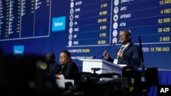 Sy Mamabolo, director electoral de IEC, habla bajo la junta de resultados en el Centro de Operación de Resultados (ROC) en Midrand, Johannesburgo, Sudáfrica, el sábado 1 de junio de 2024. 