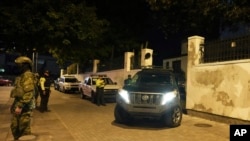 ARCHIVO - Un vehículo entra en reversa a la embajada de México en Quito, Ecuador, el 5 de abril de 2024 como parte de la irrupción por la fuerza de agentes de policía ecuatorianos en la embajada donde estaba refugiado el exvicepresidente ecuatoriano Jorge Glas. 