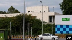 Un auto pasa frente a la Embajada de Francia en Islamabad, Paquistán, el 15 de abril de 2021.