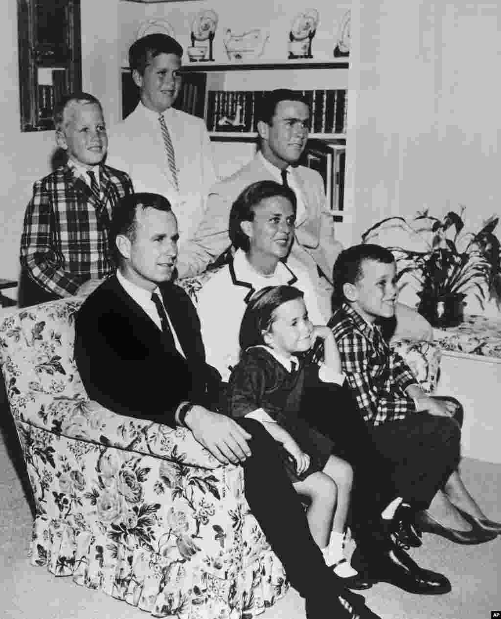 Barbara Bush turmush o&#39;rtog&#39;i va farzandlari bilan. 1964-yil