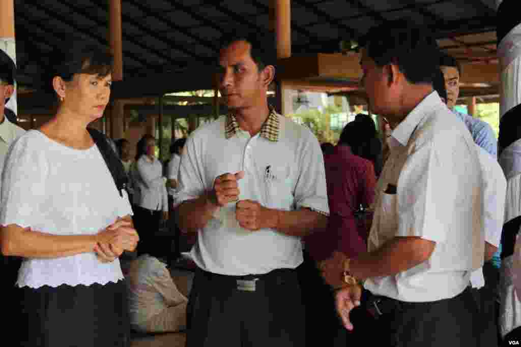 Mou Sochua, (left) Cambodia National Rescue Party member and Am Sam Ath, (middle) lead investigator for the rights group Lichado joins Chan Soveth’s human investigator for local NGO, Adhoc, December 11, 2014. (Nov Povleakhena/VOA Khmer)