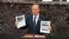 El representante de la acusación de la Cámara de Representantes, Adam Schiff, demócrata de California, sostiene documentos redactados mientras habla durante el juicio de destitución contra el presidente Donald Trump.
